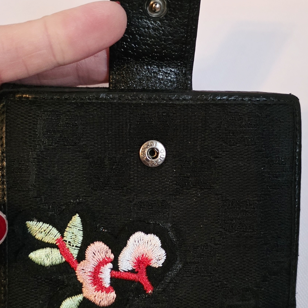 Gucci Black Compact Monogram Rehabbed Wallet With Floral Embroidered Patches - Picture 9 of 15